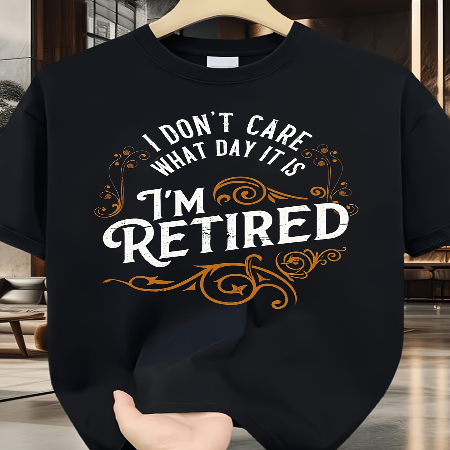 Vintage Fashion Quotes - 2026年新作、ゆったりとしたサイズ展開のメンズTシャツ、大きめのサイズ展開のTシャツ、楽しく退職を祝うメッセージがプリントされたプラスサイズTシャツ - 「今日は何曜日だろうと、もう退職したんだ」 - 黒地に太字の白とオレンジのグラフィックがプリントされたTシャツ、ヴィンテージスタイルTシャツ。
